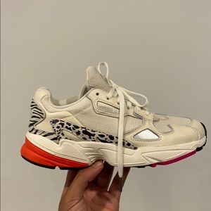 Women’s casual shoes